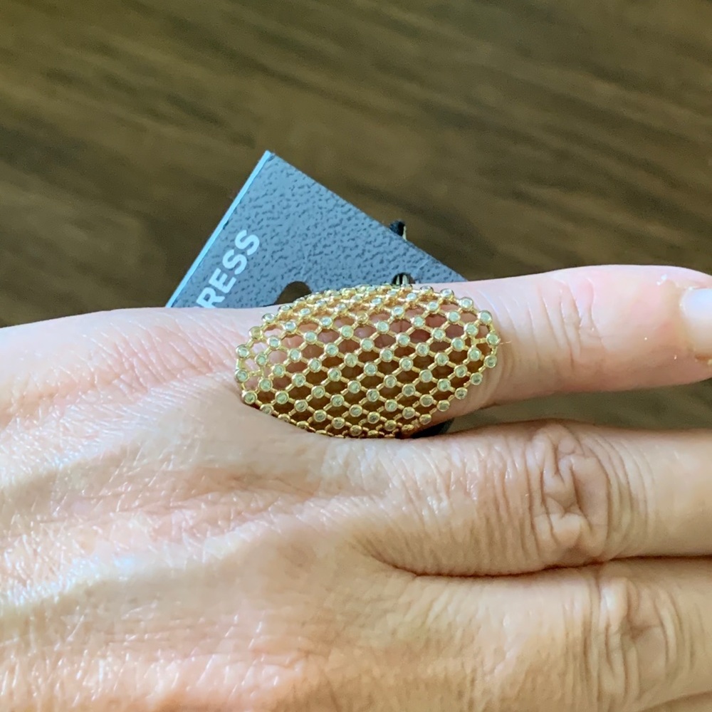 Express beautiful ring size 7 - Picture 3 of 10